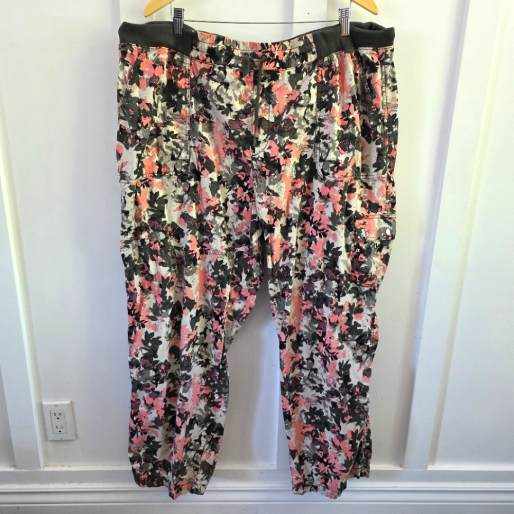 Floral Camouflage Cargo Cropped Pants, Plus Size 3X